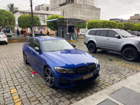 Jovem relatou que encontrou namorado e amigos com náuseas e tonturas dentro do carro após réveillon no litoral de Santa Catarina. Polícia Civil investiga mortes por intoxicação.