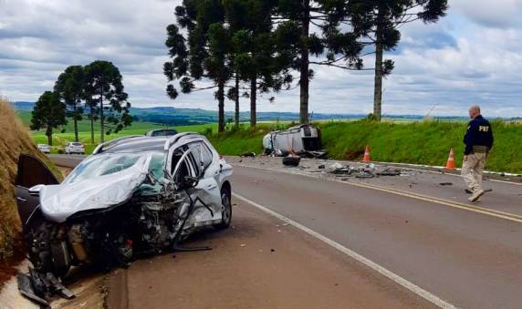 Uma colisão frontal envolveu um Peugeot, com placas de Canela/RS, que seguia no sentido Vacaria a Lagoa Vermelha uma caminhoneta Doblò, com placas de Entre Rios do Sul/RS, que transitava no sentido contrário.