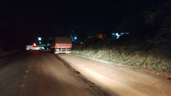 A moto que a vítima pilotava foi envolvida em uma colisão com um caminhão