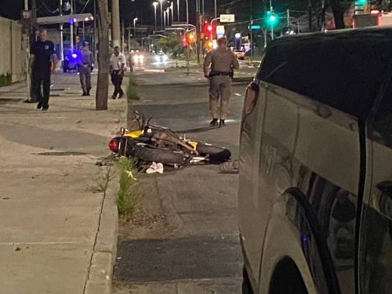 Condutor teria perdido o controle da moto após bater em um meio-fio. Identidade da vítima não foi divulgada