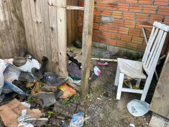 Na propriedade rural, policiais miliares encontraram um alojamento sujo, onde foi 