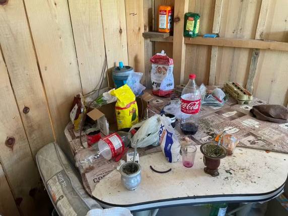Na propriedade rural, policiais miliares encontraram um alojamento sujo, onde foi 
