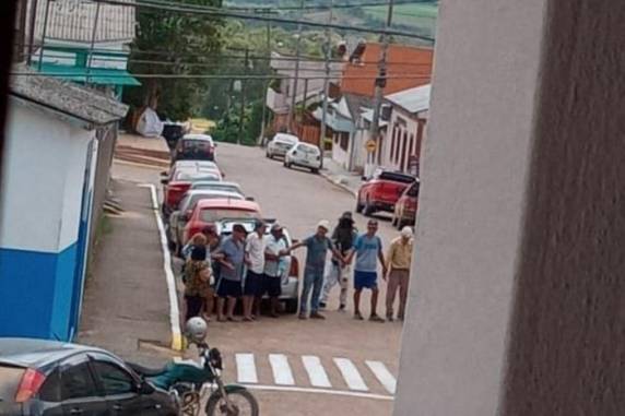 Agência do Banrisul foi alvo dos assaltantes, que escaparam levando junto dois funcionários; Brigada Militar faz cerco em busca da quadrilha