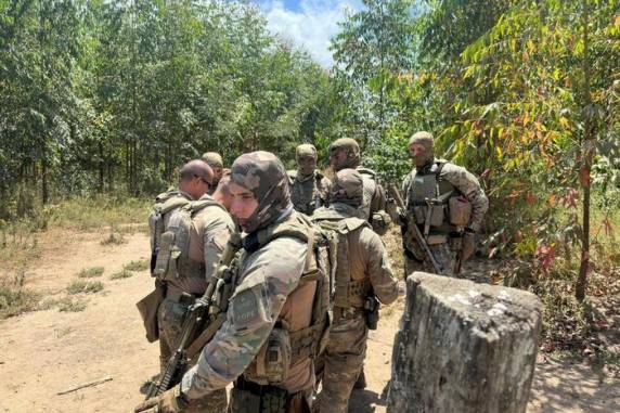 Na fuga, grupo se deparou com barreira policial e, após troca de tiros, entrou a pé em área de mata