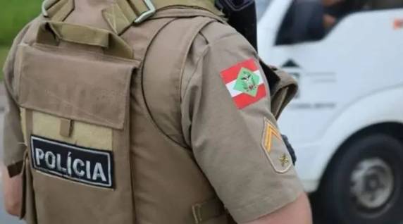 Ela atingiu colete de uma policial durante ação. Caso aconteceu em Lacerdópolis, no Oeste de Santa Catarina. Inquérito policial militar será aberto pela corporação para apurar o caso.
