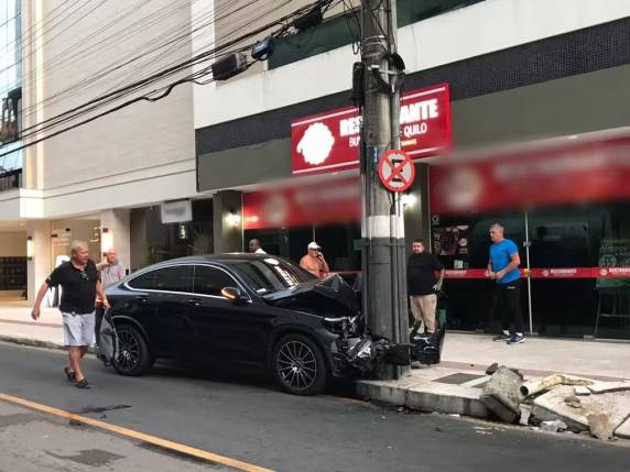 Frente do veículo ficou destruída. Testemunhas disseram à PM que condutor aparentava estar embriagado.