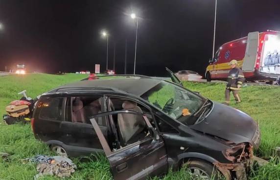 A suspeita é que o motorista tenha perdido o controle da direção e colidido num bueiro.