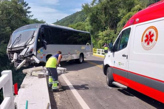 Motorista afirmou ao Batalhão Rodoviário que teve problema no pneu ou na suspensão do coletivo