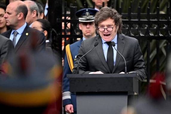 Diante do memorial dos mortos na guerra, presidente argentino declarou que ninguém respeita um país que só produz pobreza e desprezo pelas instituições de segurança