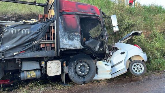 Veículos incendiaram após a colidirem na rodovia