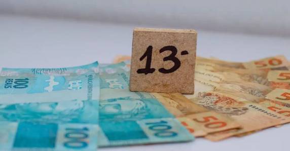 A primeira parcela corresponderá a 50% do benefício devido no mês de abril e será paga juntamente com os benefícios dessa competência (depositados entre os cinco últimos dias úteis de abril e cinco primeiros dias úteis de maio).