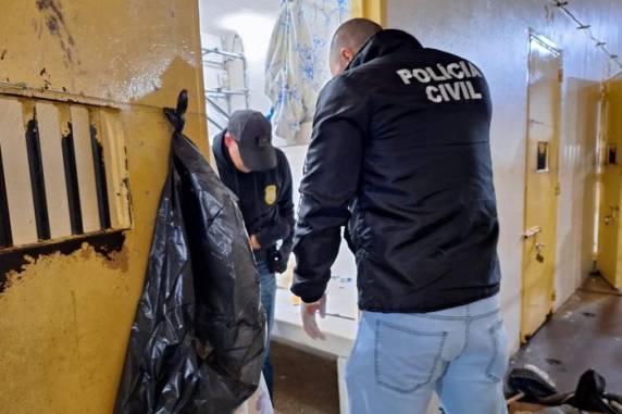Polícia Civil cumpriu mandados de prisão e de busca e apreensão em Porto Alegre, Novo Hamburgo, Antônio Prado, Caxias do Sul e Canela. Quadrilha aplicava golpes em vendedores online e prestadores de serviços, que ainda eram ameaçados e obrigadas a fazer pagamentos aos criminosos