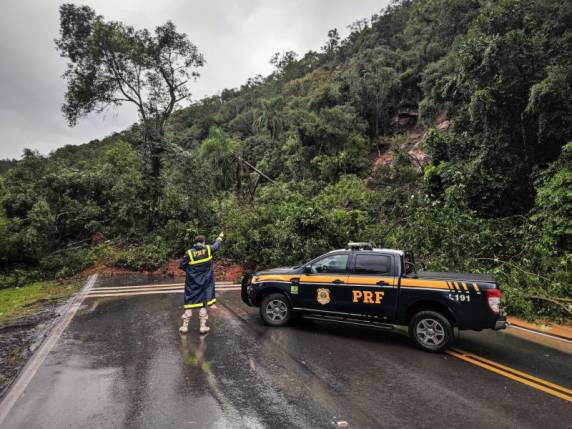 Km 307 e 311, na serra de Pouso Novo, encontram-se totalmente bloqueados