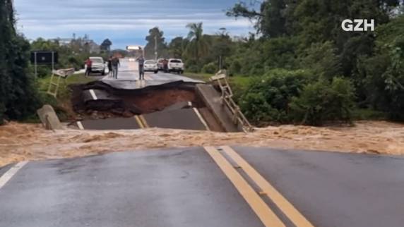Com a queda da estrutura, situada no km 227, a rodovia está totalmente bloqueada