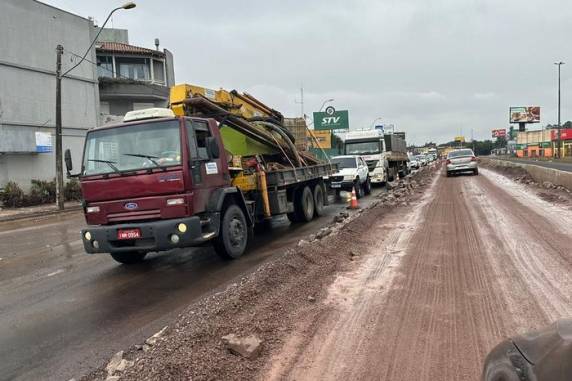 No sentido Interior-Capital, motoristas ainda precisam usar faixa alternativa criada pelo Dnit por conta da água na pista principal
