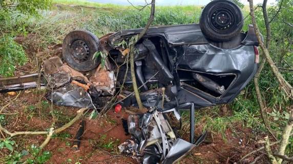 Com a colisão o veículo ficou destruído, o condutor conseguiu sair do carro e se dirigir até a rodovia onde pediu socorro para um caminhoneiro que passava pelo local