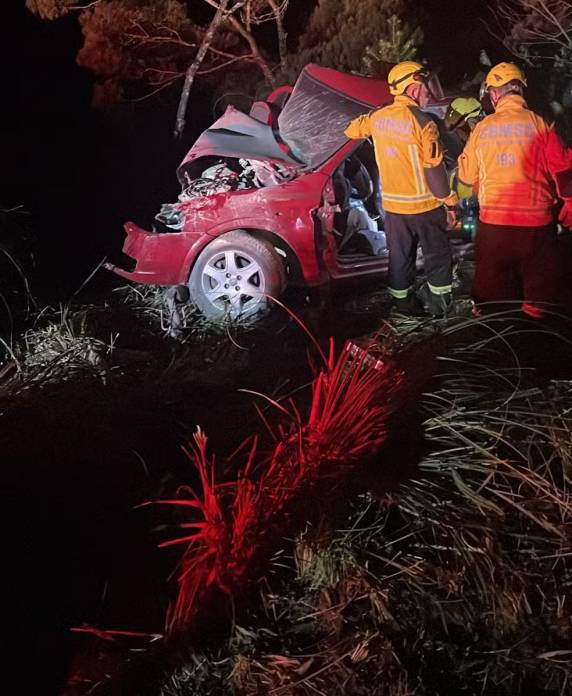 Havia 3 pessoas em um carro e 5 no outro. Moradores disseram à polícia que um dos veículos invadiu contramão.