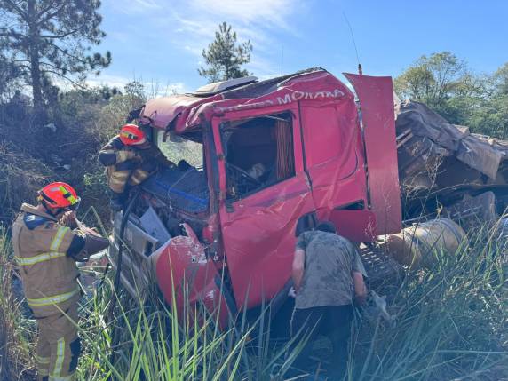 O condutor da carreta teve lesões na costela e foi conduzido ao Pronto Atendimento do Hospital pela ambulância da SAMU