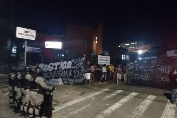 Jones Lopes dos Santos Silva, 33 anos, que era garçom e não estudava na instituição, teve corpo encontrado no estacionamento da universidade