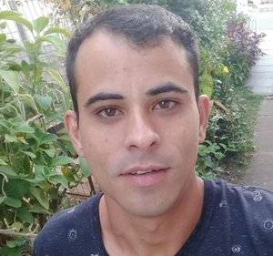 Jones Lopes dos Santos Silva, 33 anos, que era garçom e não estudava na instituição, teve corpo encontrado no estacionamento da universidade