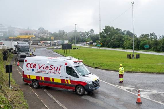 Tráfego entre os quilômetros 302 e 314 deve seguir interrompido ao menos até a manhã de segunda-feira, quando será realizada nova avaliação