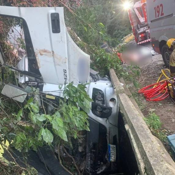 As imagens mostram que o veículo ficou prensado entre a travessia de concreto e o paredão.