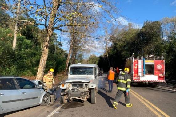 Condutor do outro veículo envolvido no acidente foi levado ao hospital. Fato ocorreu por volta das 15h35min deste sábado