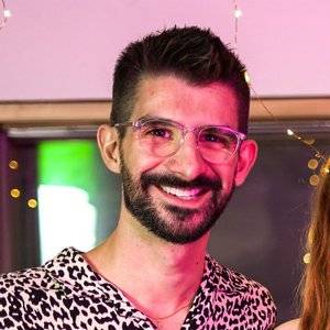 Duas mulheres em um carro desgovernado atingiram a bicicleta conduzida por Matheus Piovesan, 36 anos, na madrugada deste sábado. Ele morreu quando recebia os primeiros-socorros e as envolvidas foram presas, conforme a imprensa britânica