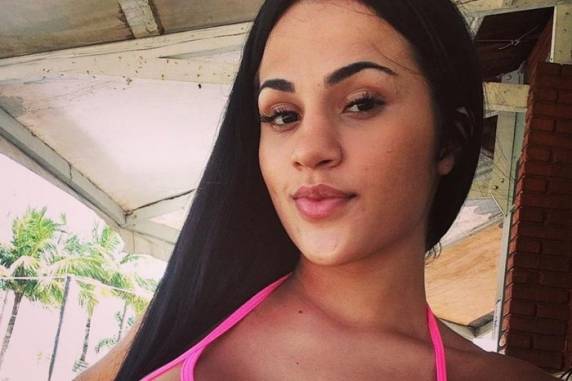 Conforme o Ministério Público, Nicolle Brito Castilhos da Silva foi implicada em um desentendimento que envolveu duas organizações criminosas. Ela tinha 20 anos à época do crime e seu corpo jamais foi localizado