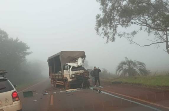 O motorista de um dos caminhões ficou preso às ferragens e foi resgatado pelos bombeiros