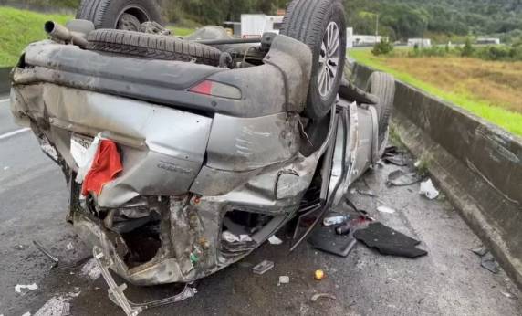 PRF disse que vítimas foram resgatadas conscientes e encaminhadas ao hospital.