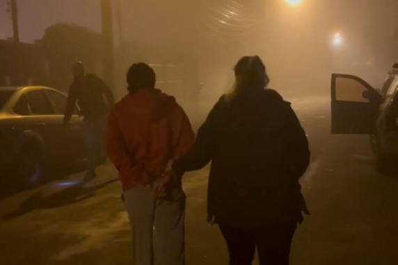 O homem é suspeito de estuprar a criança, enquanto a mulher teria pressionado a filha para que não falasse sobre o assunto, supostamente para proteger o companheiro. Apuração começou após denúncia de outros familiares