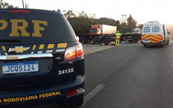 Acidente, na altura do km 418, provocou bloqueio da pista para atendimento da ocorrência. Conforme a PRF, a carreta cortou a frente do automóvel ao sair de um posto de combustíveis