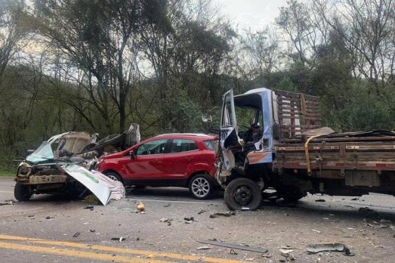 Colisão foi entre Sarandi e Almirante Tamandaré do Sul. As causas ainda são desconhecidas. PRF e Corpo de Bombeiros seguem trabalhando no local