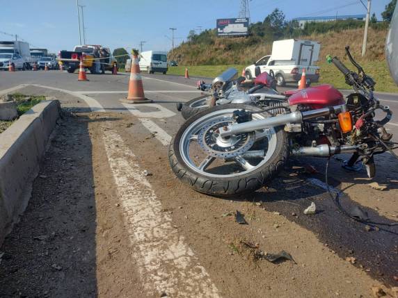 Acidente aconteceu no km 61, próximo à empresa Soprano. Trecho está em meia pista, causando congestionamento em ambos os sentidos