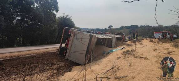 Uma carreta tombou na lateral da rodovia