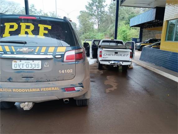 Durante policiamento, os policiais rodoviários federais deram ordem de parada ao motorista de uma S10 que transitava pelo local.
