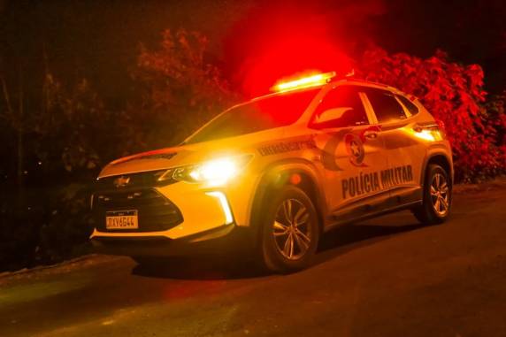Vítima tentou fugir de carro, mas acabou batendo veículo e foi atingida por tiros, segundo a Polícia Militar. Crime ocorreu em Lages e suspeito tirou a própria vida.