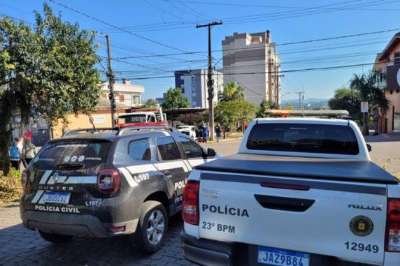 Investigação aponta que homem assassinado na madrugada de domingo dava carona à ex-companheira de Dieike Andrigo de Mello, 40 anos. Mandado de prisão preventiva foi expedido contra ele