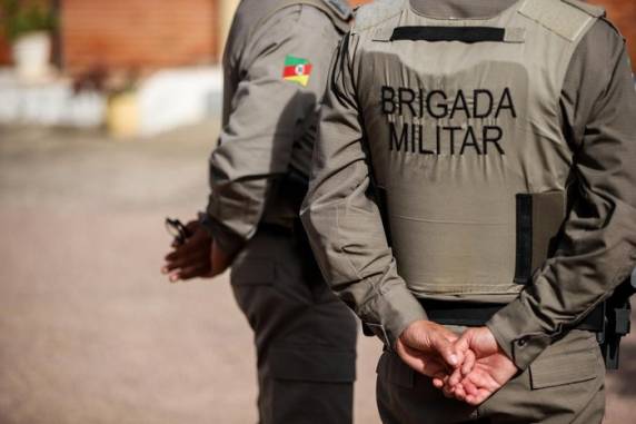 Coronel Douglas Soares afirma que mensagens que circulam nas redes sociais, inclusive com supostas ordens de toque de recolher, são falsas. Corporação tem reforço de 520 policiais, nas ruas e de prontidão, para eventuais ocorrências, principalmente em Porto Alegre e Região Metropolitana