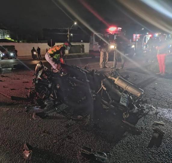 Segundo informações colhidas no local, as motocicletas trafegavam sentido BR-101, quando foram surpreendidas pelo caminhão, que cruzou a via.