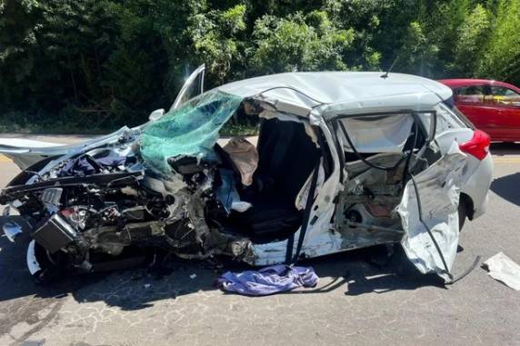 Colisão lateral foi por volta das 9h no km 198 da rodovia. Homem foi socorrido com fraturas