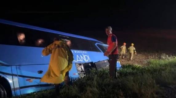 O acidente ocorreu por volta das 00h15, sob forte chuva, o que pode ter contribuído para o ocorrido.