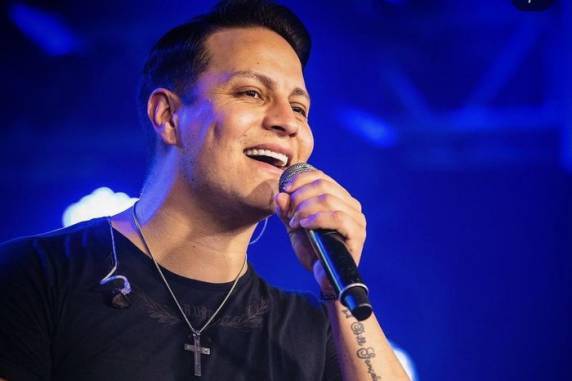 Vídeo divulgado pela banda mostra artista cantando acompanhado de gaiteiro, em sua casa