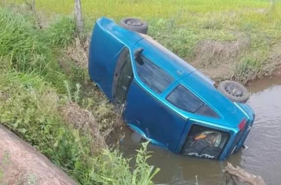 O córrego onde o carro caiu fica em meio a lavouras.