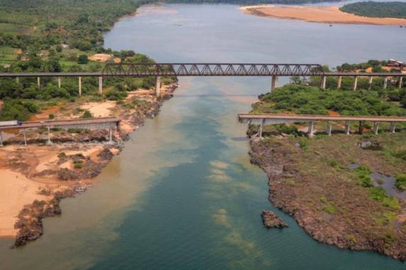 Eles estavam próximos à ponte e à uma base montada pela Marinha. Ambos ainda não foram identificados