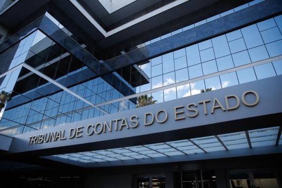 Os conselheiros, que também atuaram como deputados estaduais, teriam contabilizado o tempo de mandato parlamentar para receber a verba extra por meio de licença-prêmio. Ainda cabe recurso