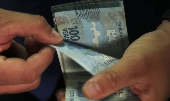 Brasileiros aplicaram R$ 326,883 bilhões e sacaram R$ 353,109 bilhões