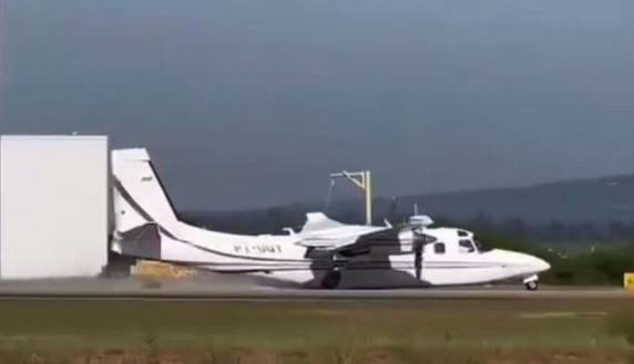 Durante a manobra de aterrisagem, aeronave apresentou problemas no trem de pouso. Quatro pessoas estavam no turboélice; ninguém ficou ferido