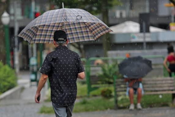O atual cenário meteorológico estimula a queda nas temperaturas em comparação aos dias anteriores. Contudo, o tempo segue quente e abafado
